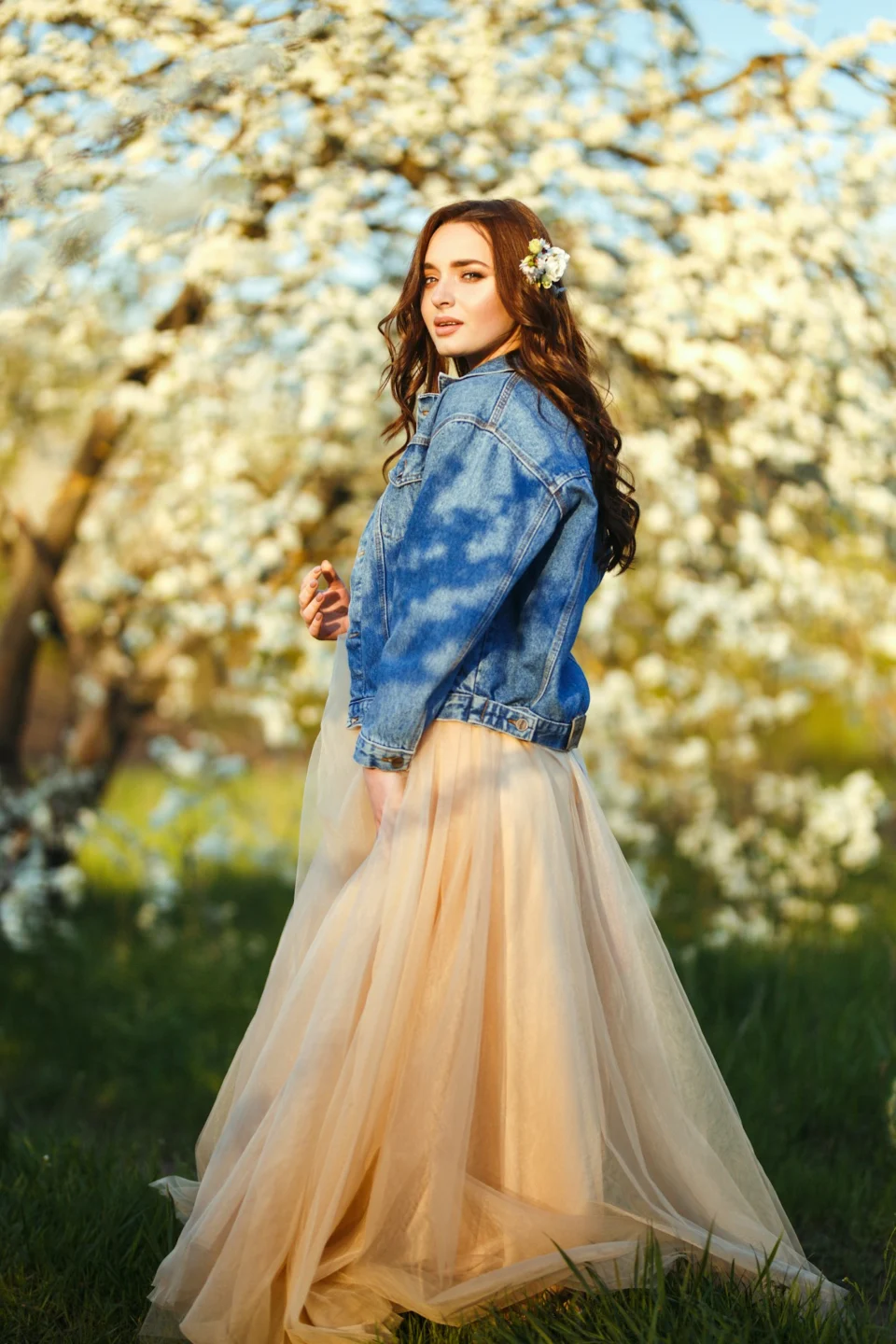 Portrait of a beautiful bride. Wedding concept. Stylish wedding. Great sunset light. Spring garden.